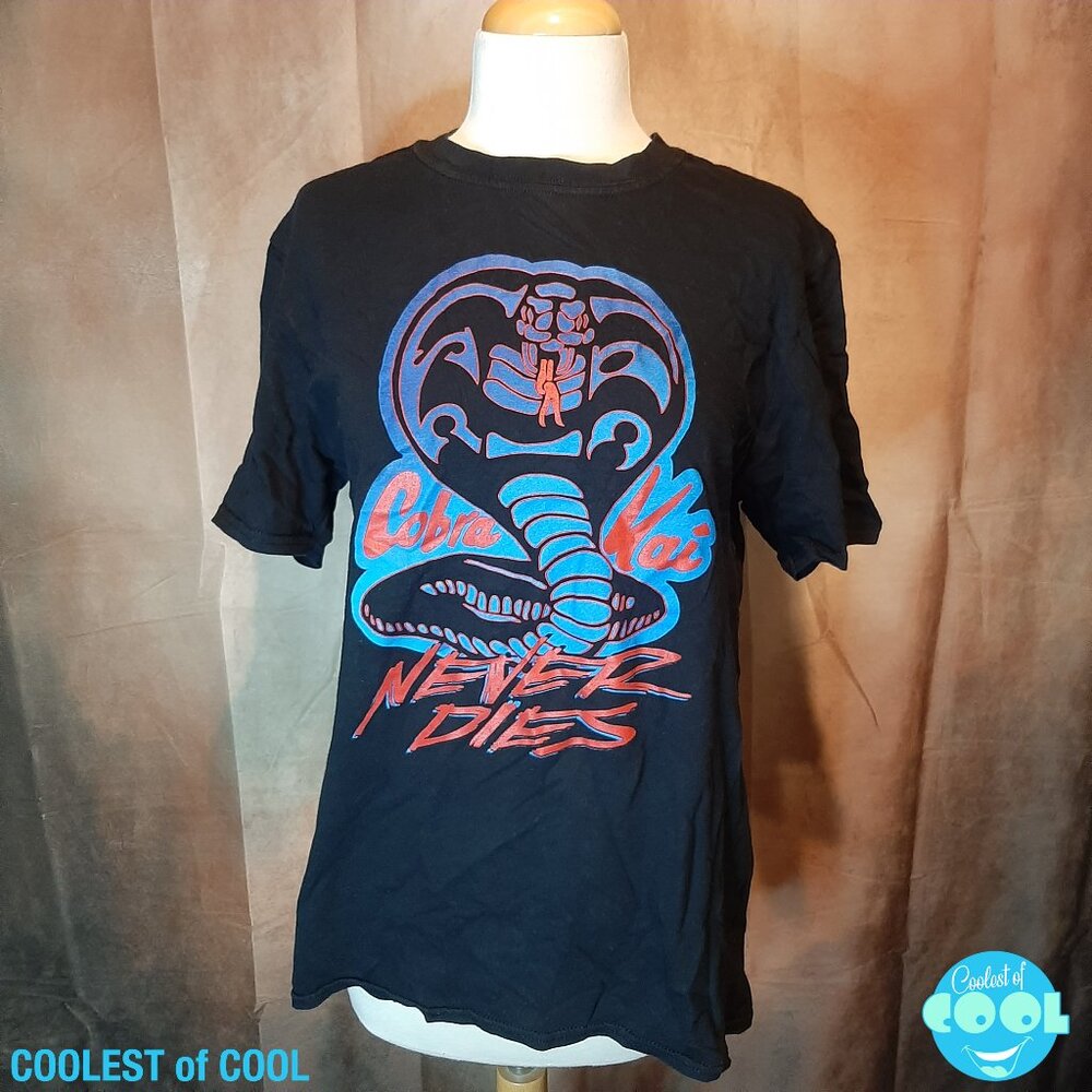 Cobra Kai Never Dies t shirt size medium Hot Topic blue hissing cobra logo clean